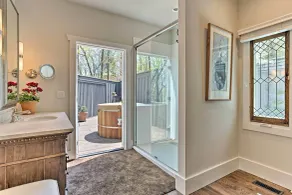 Enchanting Tryon Home w/ Hot Tub ~ 14 Mi to Tiec! - Badezimmer