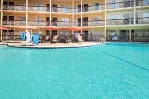 Ramada by Wyndham Burbank Airport - Pool