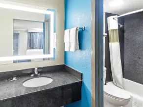 Days Inn by Wyndham Houston East - Salle de bain