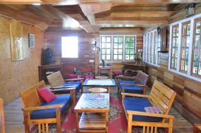 Lilly's Valley Resort - Lobby sitting area