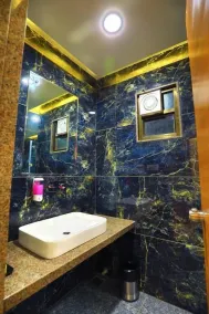 HOTEL THE GRANDLADHUKARA - Bathroom