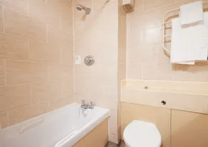 Farmhouse Innlodge by Greene King Inns - Baño