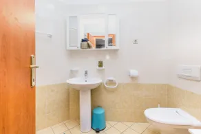 Main Street apartments - Bathroom