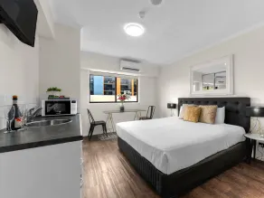 Central Brunswick Apartment Hotel - Room