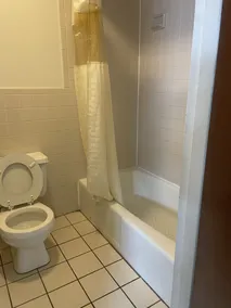 Budget Inn - Elizabeth, NJ - Bathroom