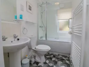 22 Two Little Ducks - Bathroom