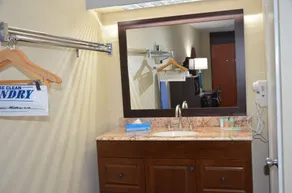 Days Inn & Suites by Wyndham Orlando Airport - Salle de bain