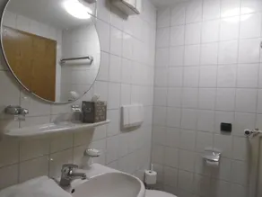 Gasthaus Metzgerei Zur Linde - Bathroom