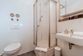 Garden House   & Eastpark Apartments - Bathroom