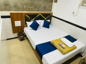 HOTEL RADHA PALACE - Room