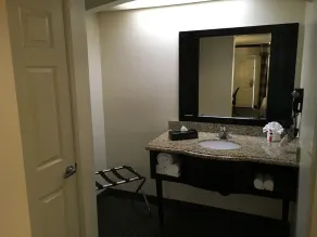 Ramada by Wyndham Ontario Airport & Convention Center - Salle de bain