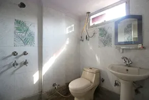 Hotel O Madhur Regency - Bathroom