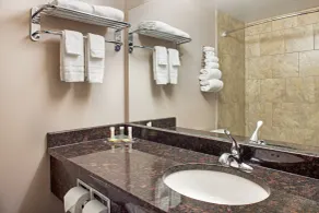 Super 8 by Wyndham Brandon MB - Salle de bain