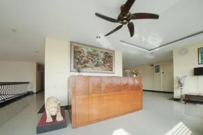 RedDoorz Plus near Green Pramuka Square Mall - Réception