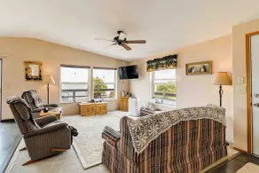 Lakefront Chiloquin Home w/ Scenic Deck! - Interiør