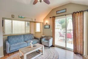 Tropical Island Escape w/ Deck, Walk to Avalon Bay - Innvendig