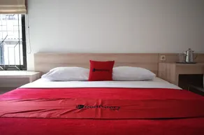 RedDoorz near Taman Kota Lapang Merdeka Sukabumi - Room