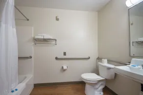 HomeTowne Studios by Red Roof Dallas - Irving - Bathroom