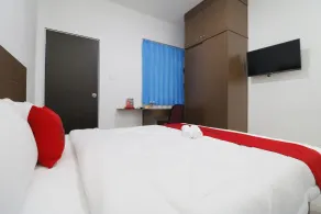 RedDoorz Plus near Kepri Mall - Room