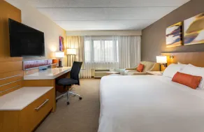 Delta Hotels by Marriott Utica - Room