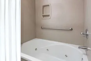 Days Inn by Wyndham Sidney NE - Bathroom