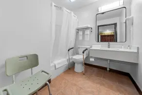 Days Inn by Wyndham York - Bathroom