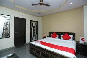 Ganga Palace Near Vishwakarmaghat - Room