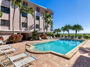 Shorewood Condos by Dream Vacation Rentals - Pool