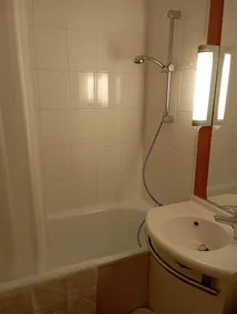 IBIS Fourmies - Badeværelse