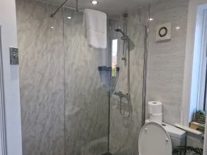 3 bed house, sleeps 5, near airport and town, outside parking free - Badeværelse
