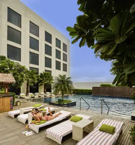 Pullman New Delhi Aerocity - Pool