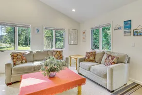 Lake Champlain Retreat w/ Grill, Fire Pit! - Interiør