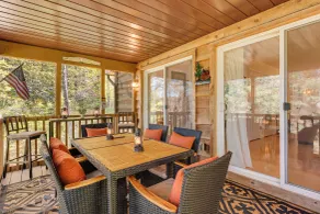 Riverfront Retreat w/ Hot Tub in Pocono Lake! - Interiör