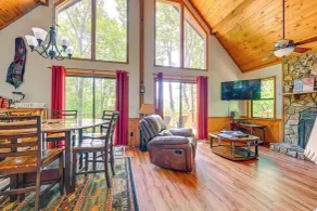 Mountain-view Robbinsville Cabin w/ Hot Tub! - Interiör