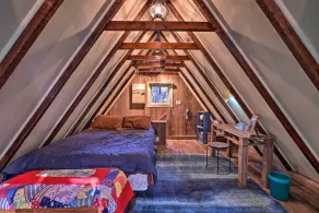 Cozy, Pet-friendly Mtn Cabin: 1 Mi to Lake Gregory - Habitación