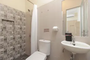 RedDoorz near Soekarno Hatta Airport - Bathroom