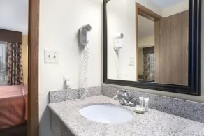 Super 8 by Wyndham Clive IA - Salle de bain