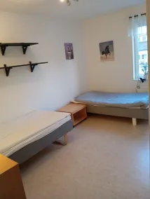 Charming 2-Bedroom Apartment in Historic Skara, Sweden - Værelse