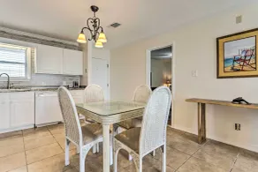 Fort Walton Beach Condo: Walk to Local Beach! - Intérieur