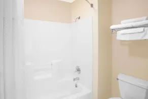 Days Inn by Wyndham Madison NE/Windsor - Salle de bain