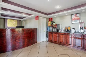 Econo Lodge Inn & Suites Evergreen - Lobby