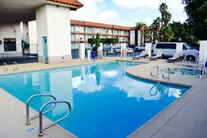 Days Inn by Wyndham Anaheim Near the Park - Piscine