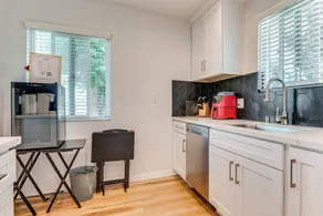 4 Mi to Sofi Stadium, Fenced Yard: Modern Retreat! - Interior