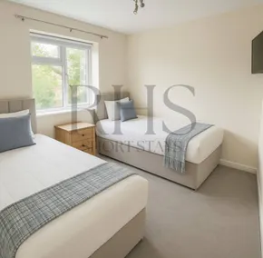 4-bed Home in Maidenhead - Room
