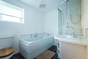 Charming Livingston Home With Garden - Bathroom