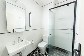 Eyre Hotel - Bathroom