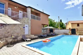 Bright stay with shared pool BBQ in Tar - Piscina