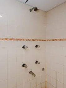 Hotel Galaxy Opp Surat Railway Station - Bathroom