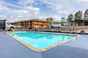 Executive Inn & Suites - Pool