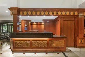 Best Western Plus Cobourg Inn & Convention Centre - Resepsjon